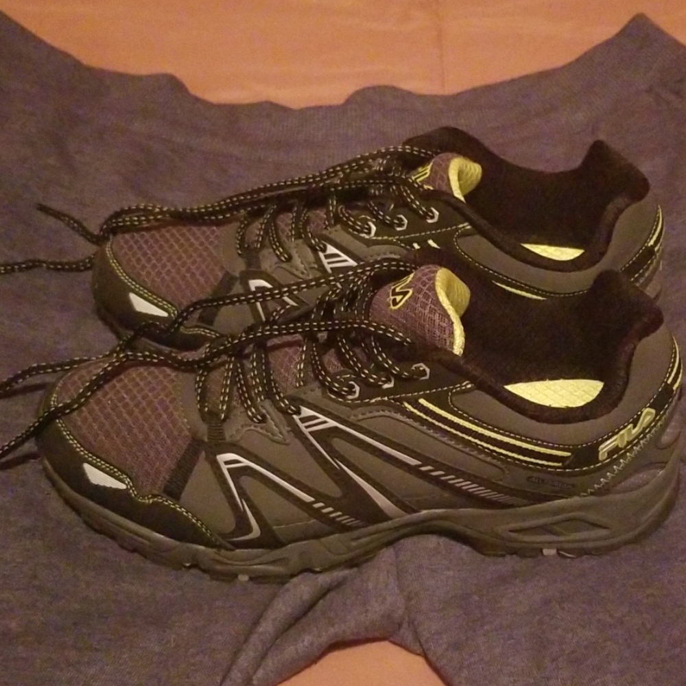 Tennis shoes